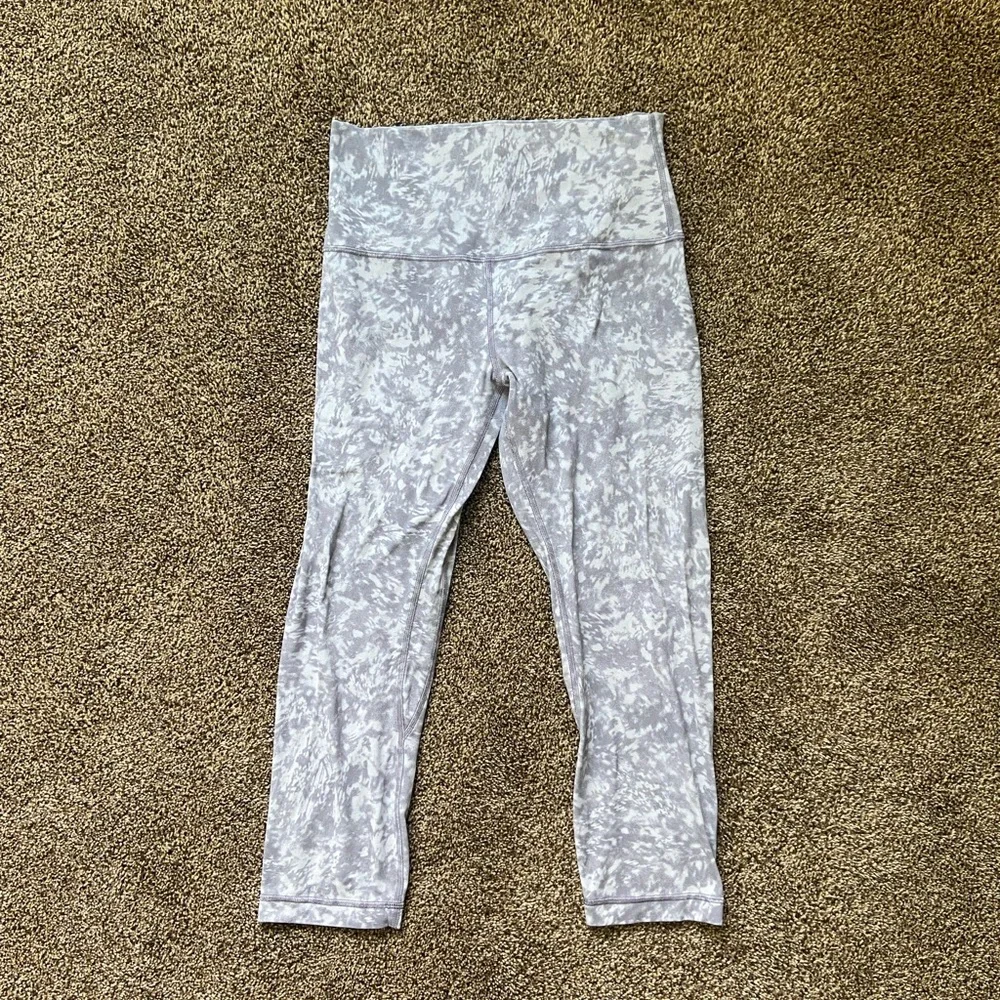 Lululemon Grey and White Patterned Crop Legging Size 8 - Picture 1 of 4